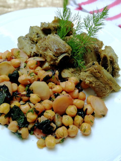 Una foto de Costillas de cerdo con salteado de garbanzos al eneldo