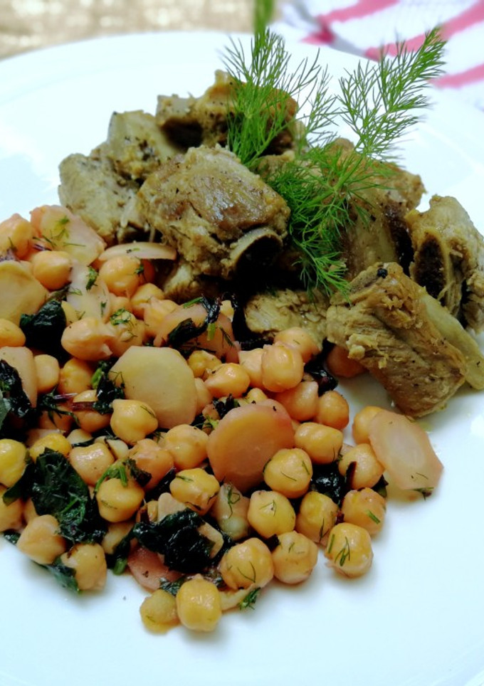 Una foto de Costillas de cerdo con salteado de garbanzos al eneldo