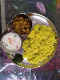 चावल की खिचड़ी और रायता (Chawal ki khichdi aur raita recipe in hindi) रेसिपी मुख्य फोटो