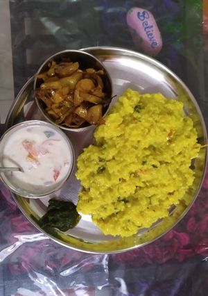 चावल की खिचड़ी और रायता (Chawal ki khichdi aur raita recipe in hindi) रेसिपी मुख्य फोटो