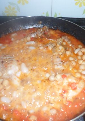 Una foto de Cazuela de brótola con garbanzos y porotos
