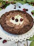 Crostata al cacao con panna cotta e ciliegie