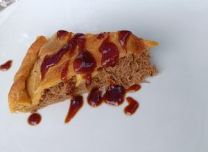 Una foto de Empanada de carrilleras y chirivía