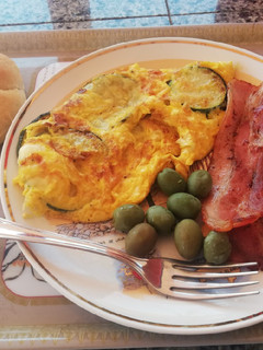 Una foto de Tortilla francesa sorpresa con bacon frito