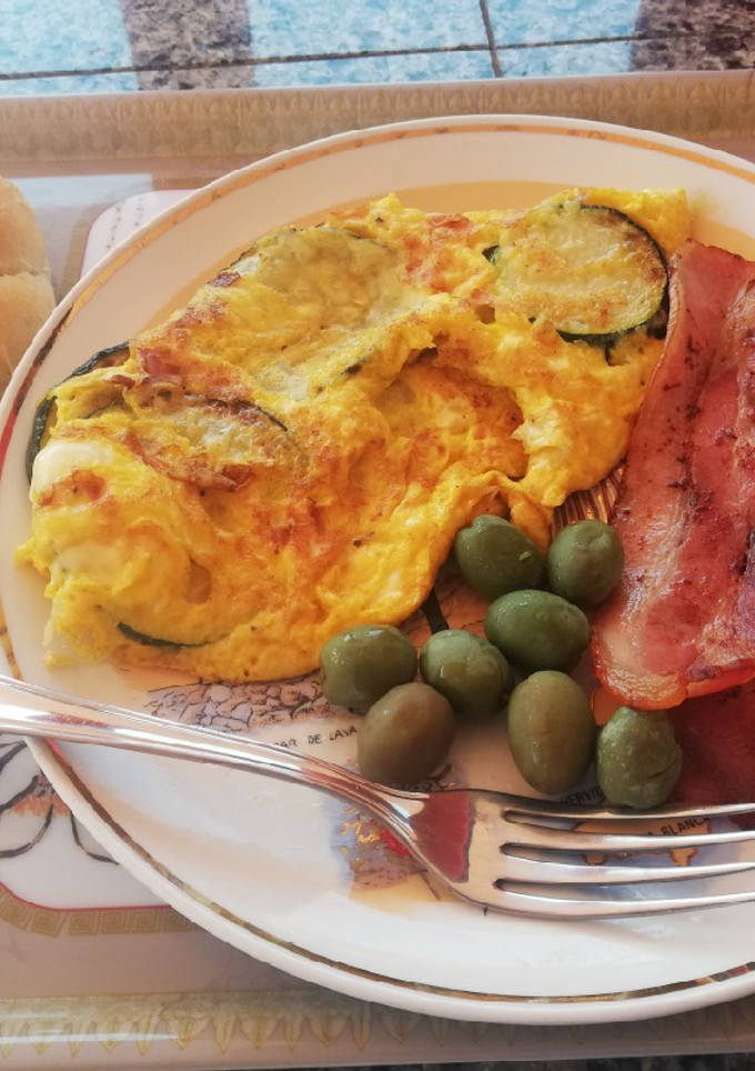 Una foto de Tortilla francesa sorpresa con bacon frito