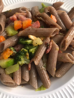 Una foto de Pasta de trigo sarraceno con verduras en lékué