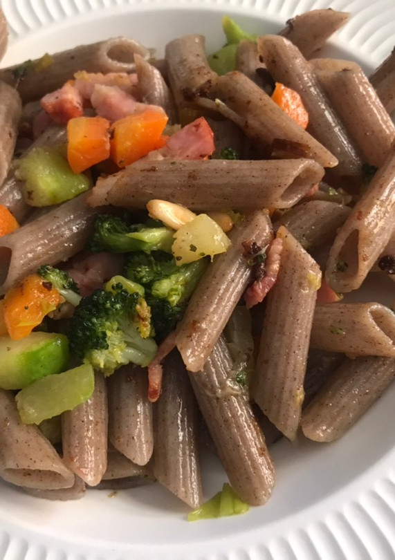 Una foto de Pasta de trigo sarraceno con verduras en lékué