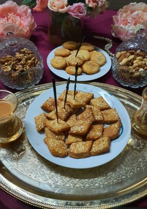 A picture of Maiday ki meethi tikkiyan😋.
