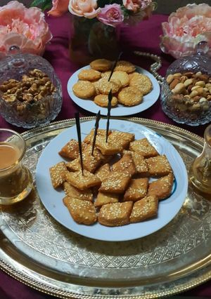 A picture of Maiday ki meethi tikkiyan😋.