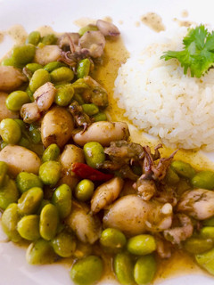 Una foto de Puntillitas en su salsa con edamame (habas de Soja)
