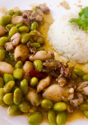 Una foto de Puntillitas en su salsa con edamame (habas de Soja)
