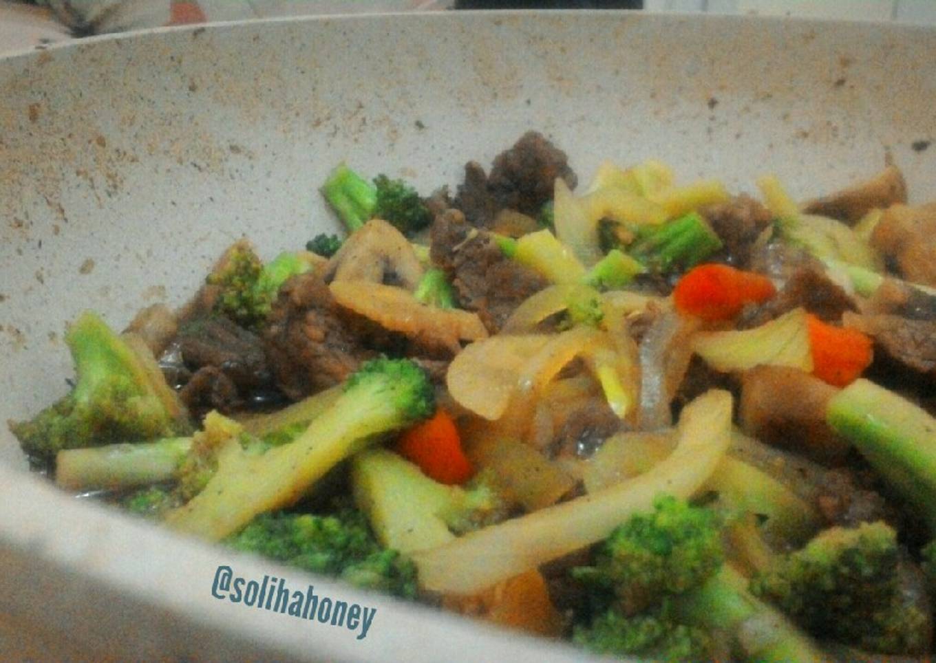 Tumis Brokoli Spesial Daging dan Jamur