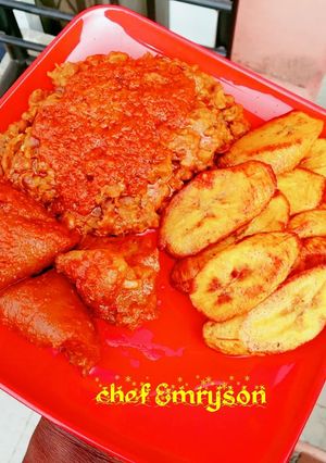A picture of Beans and fried plantain.