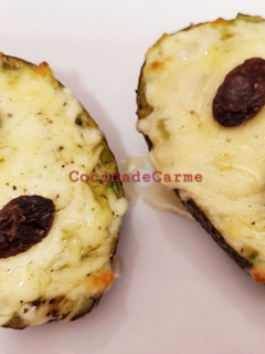 Una foto de Aguacate relleno de carne con mostaza y miel