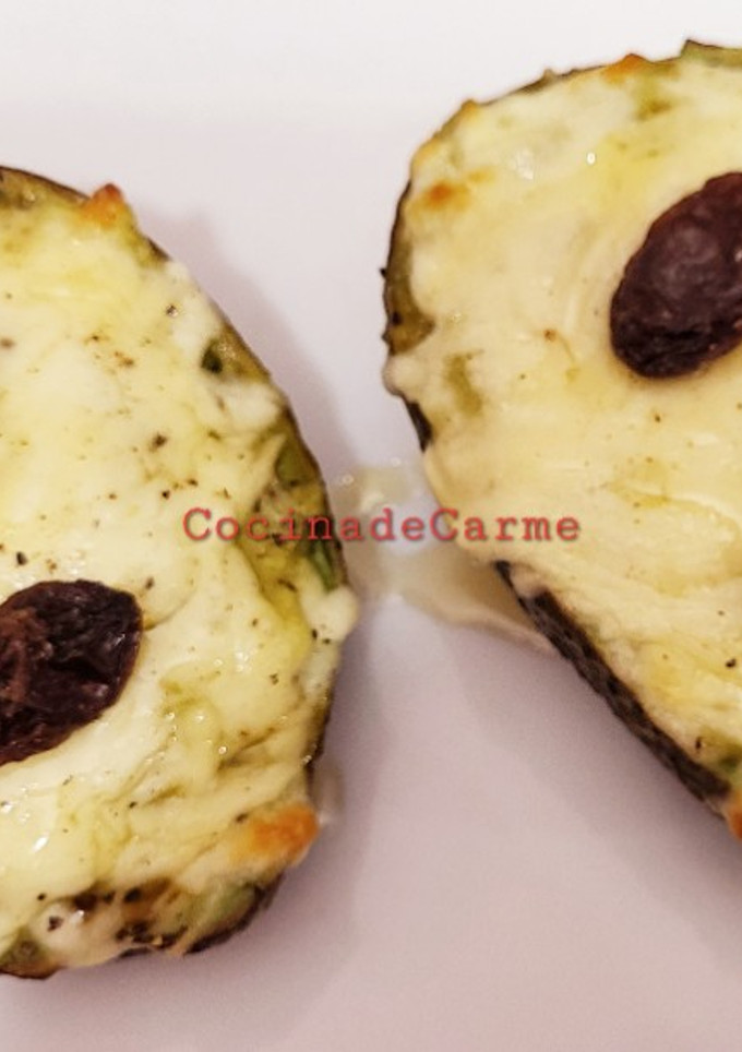 Una foto de Aguacate relleno de carne con mostaza y miel