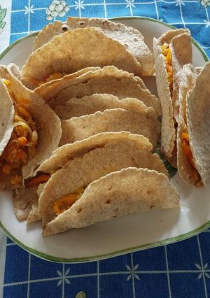 Una foto de Tacos de verdura y pollo