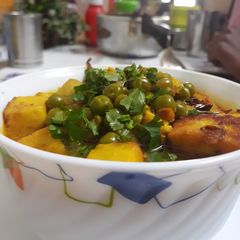 A picture of Matar paneer.