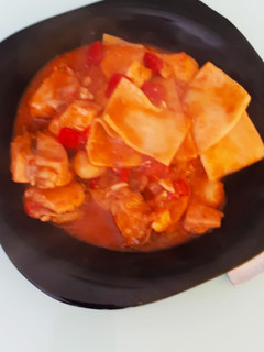 Una foto de Andrajos al pimentón, con verduras y pollo