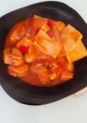 Una foto de Andrajos al pimentón, con verduras y pollo