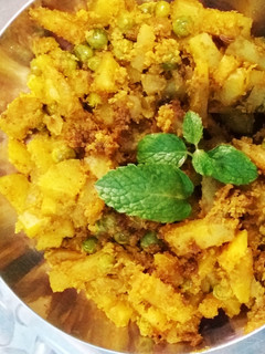 புதினா உருளைக்கிழங்கு பட்டாணி கறி Pudina potato peas curry Recipe in Tamil) செய்முறை முக்கிய புகைப்படம்