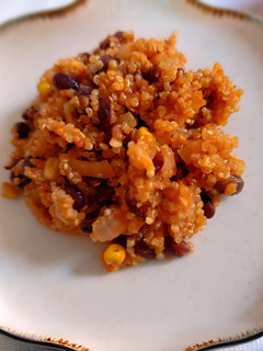 Una foto de Guiso Cajún de Quinoa & Judías negras / Quinoa & Black Beans Cajun One Pot 🍲🫘