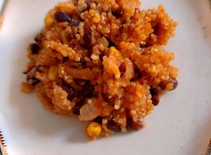 Una foto de Guiso Cajún de Quinoa & Judías negras / Quinoa & Black Beans Cajun One Pot 🍲🫘