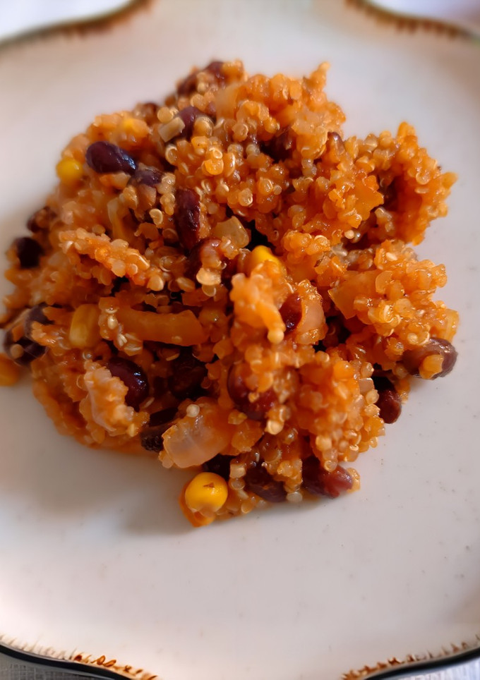 Una foto de Guiso Cajún de Quinoa & Judías negras / Quinoa & Black Beans Cajun One Pot 🍲🫘