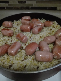 Una foto de Arroz integral con salchichas