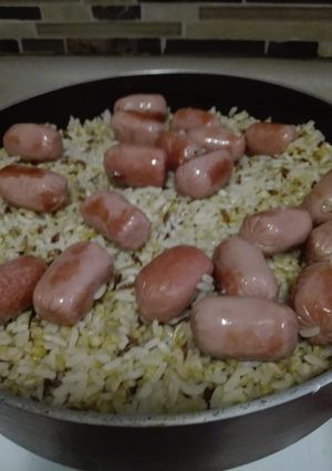 Una foto de Arroz integral con salchichas