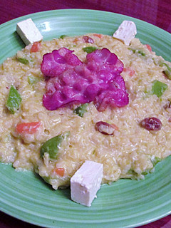 Una foto de Arroz con huevos, queso feta y beicon ahumado