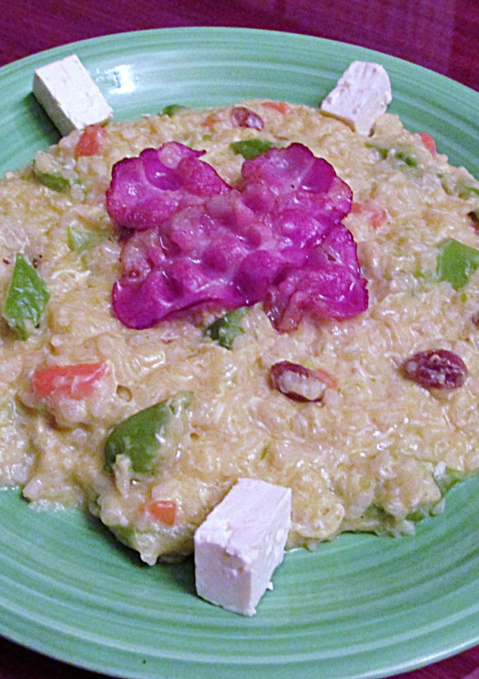 Una foto de Arroz con huevos, queso feta y beicon ahumado