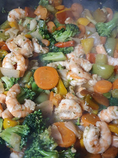 Una foto de Langostinos salteados con verduras