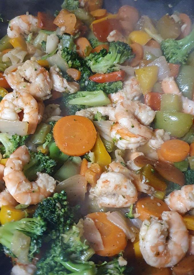 Una foto de Langostinos salteados con verduras
