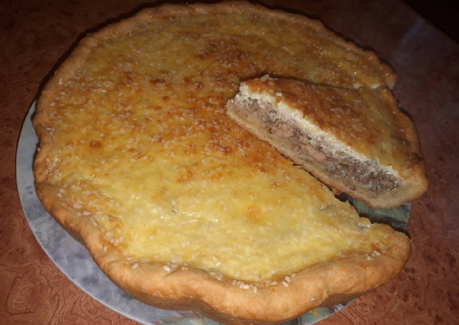 Пирог с консервой. Пирог с консервами на сковороде. Заливной пирог с консервой. Заливной пирог с рыбными консервами. Пирог с рыбными консервами.