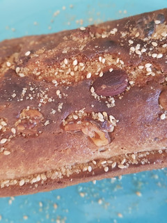 Una foto de Bizcocho con dátiles, nueces y almendras