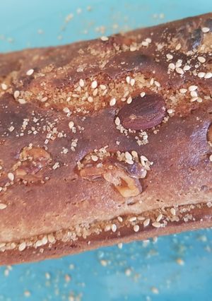 Una foto de Bizcocho con dátiles, nueces y almendras