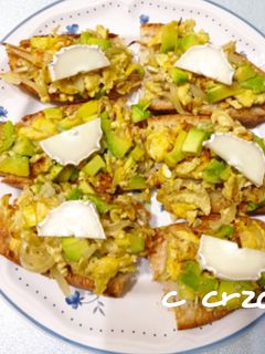 Una foto de Tostada de revuelto de aguacate