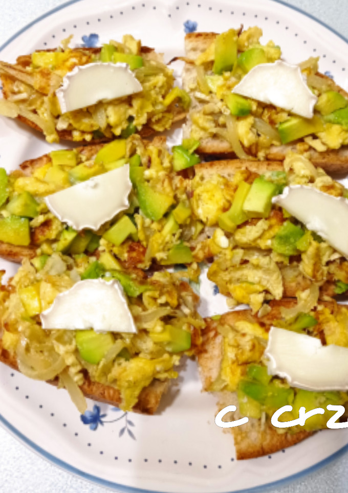 Una foto de Tostada de revuelto de aguacate