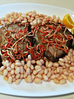 Una foto de Atún fresco con surimi rallado al ajillo