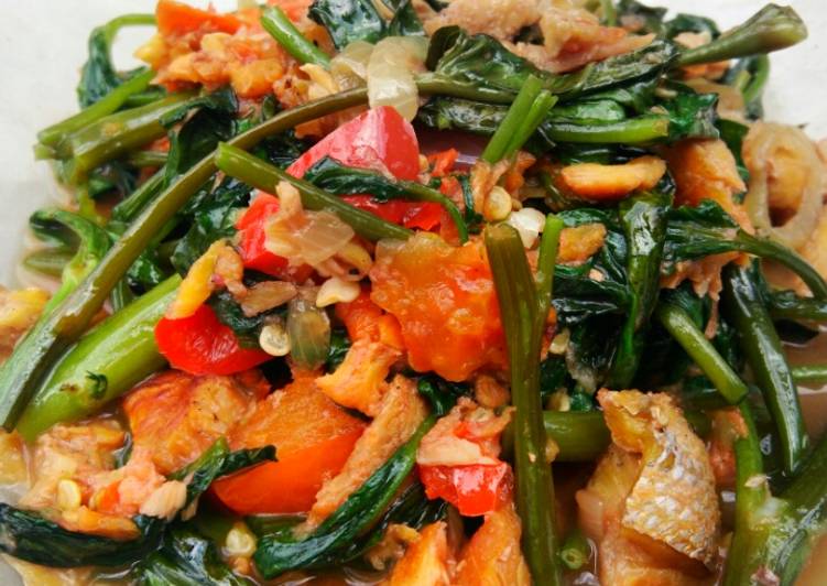 Bumbu Menyiapkan Cah Kangkung + Ikan Asap yang Lezat
