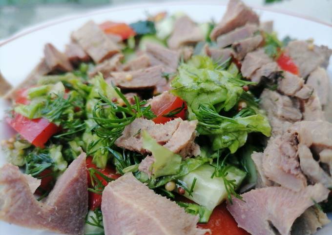 Рецепт: Салат с говяжьим языком - и свежими овощами