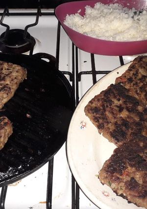 Una foto de Hamburguesas de carne con ensalada