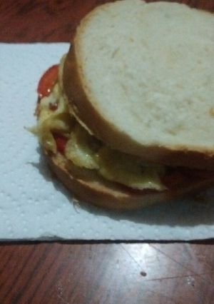 Una foto de Sándwich de huevo y tomate