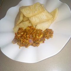 A picture of Fried yam with egg sauce.