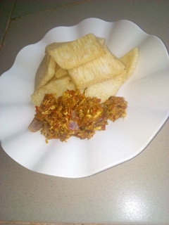 A picture of Fried yam with egg sauce.