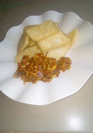 A picture of Fried yam with egg sauce.