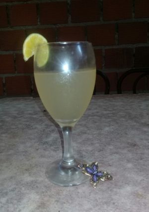 Una foto de Agua saborizada de salvia y limón 🍋🍹