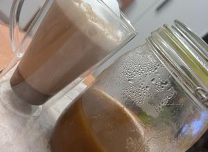 Zdjęcie przepisu Café Latte z domowym syropem dyniowym.
