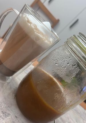 Zdjęcie przepisu Café Latte z domowym syropem dyniowym.