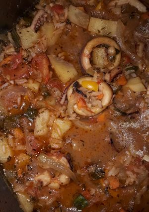 Una foto de Calamares con verduras y arroz
